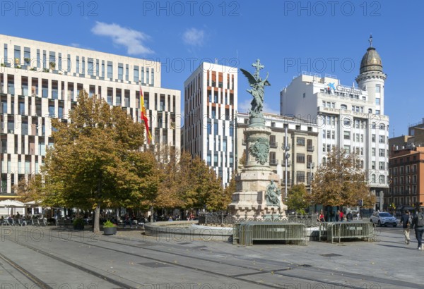 Busy city square and focal point, Plaza de España, city centre of Zaragoza, Aragon, Spain, Europe - sculpture monument
