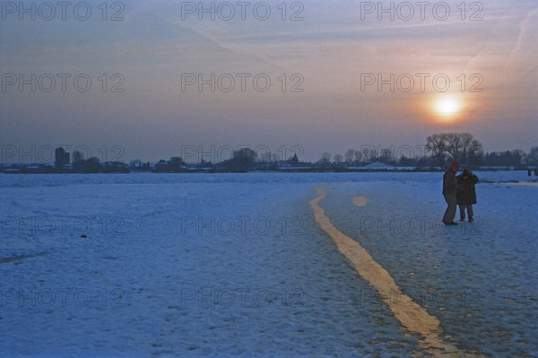 People walk across ice rink, sunset, frozen Elbe, Bleckede, Lower Saxony, Germany, February 9, 1996, vintage, retro, old, historic