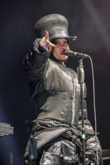 Erykah Badu, singer, USA, soul, hip-hop, R&B, The Return Of Automatic Slim World Tour 2025, live at the Uber Eats Music Hall, Berlin, 04.11.2025 < english> Erykah Badu, singer, hip-hop, live at the Uber Eats Music Hall, November 4th, 2025