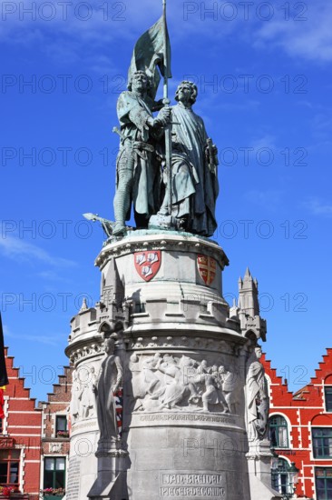 Monumental monument to Jan Breydel and Pieter de Coninck in front of historic staircases on the market square in the old town of Bruges, Grote Markt, UNESCO World Heritage Site, Flanders, Belgium