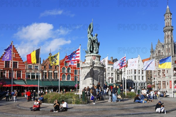 Monumental monument to Jan Breydel and Pieter de Coninck in front of historic houses on the lively market square in the old town of Bruges, Grote Markt, UNESCO World Heritage Site, Flanders, Belgium