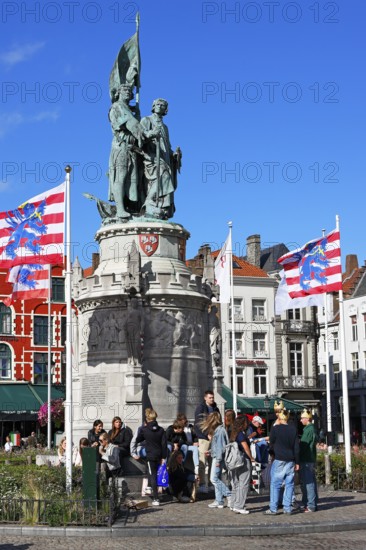 Monumental monument to Jan Breydel and Pieter de Coninck on the lively market square in the old town of Bruges, Grote Markt, UNESCO World Heritage Site, Flanders, Belgium