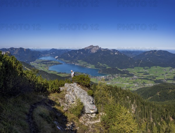 Hikers on the way to Rettenkogel with Wolfgangsee, Postalm, Osterhorn Group, Salzkammergut, Province of Salzburg, Austria