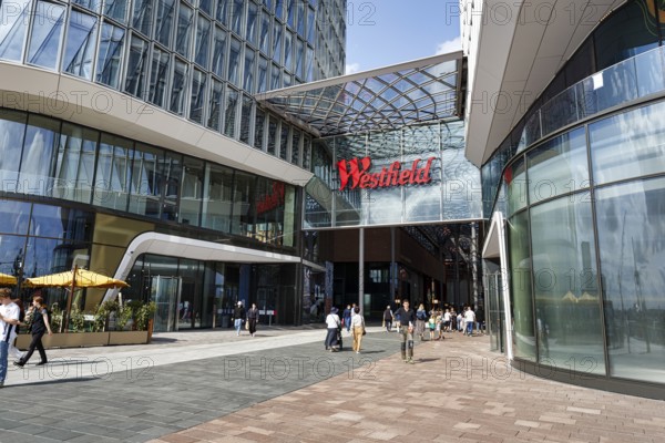 Westfield Überseequartier, shopping center, adventure center with passers-by, logo, lettering on glass façade, multifunctional complex, shopping, catering, living, offices, hotels, culture, entertainment, urban development, Elbe promenade, HafenCity, Hamburg, Germany