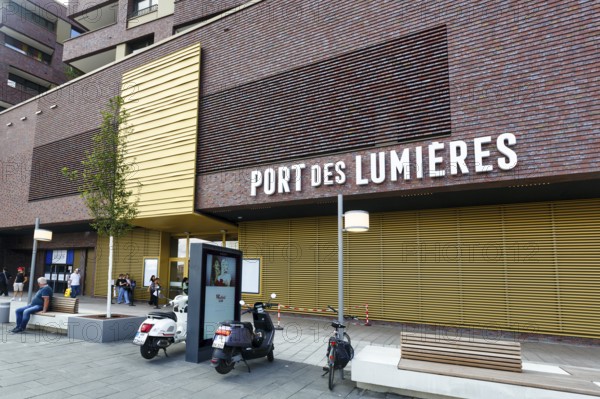 Museum of Immersive Art, Port des Lumières, Westfield Überseequartier, passers-by, modern shopping center, HafenCity, Hamburg, Germany