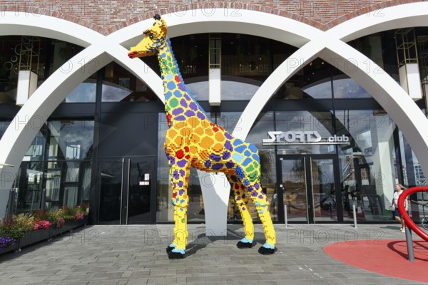 Giraffe sculpture, artwork, mascot of the LEGO Discovery Centre, Westfield, shopping center, Elbpromenade, Miamiplatz, Überseequartier, HafenCity, Hamburg, Germany