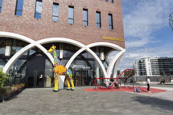 Westfield, shopping center, giraffe sculpture, artwork, mascot of the LEGO Discovery Centre on the Elbe promenade, Miamiplatz lettering, Überseequartier, HafenCity, Hamburg, Germany