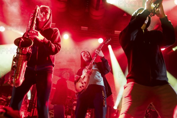 Gesa (saxophonist), iDot (Tobias von Kitzing, guitarist) and Poldi (trumpeter) from Irie Révoltés live on Irieunion - Le Re-Tour pour une année! Tour in Berlin's Columbiahalle on 31.10.2025