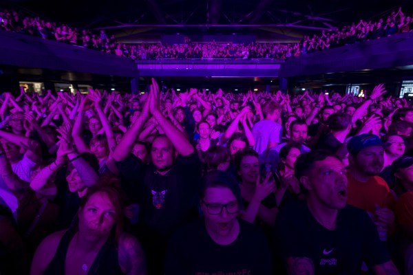 Audience of Irie Révoltés live on Irieunion - Le Re-Tour pour une année! Tour in Berlin's Columbiahalle on 31.10.2025
