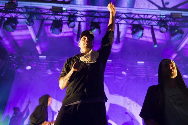 Carlito (Carlos Charlemoine, singer) and iDot (Tobias von Kitzing, guitarist) from Irie Révoltés live on Irieunion - Le Re-Tour pour une année! Tour in Berlin's Columbiahalle on 31.10.2025