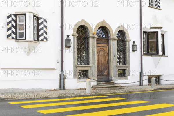 Pedestrian crossing to Chesa Albertini, Engadin House, La Punt Chamue, Engadin, Graubünden, Switzerland