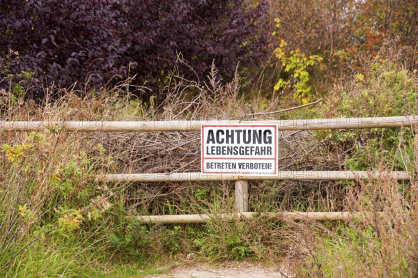 Danger warning sign, Cape Arkona, Wittow Peninsula, Putgarten, Rügen Island, Mecklenburg-Western Pomerania, Germany