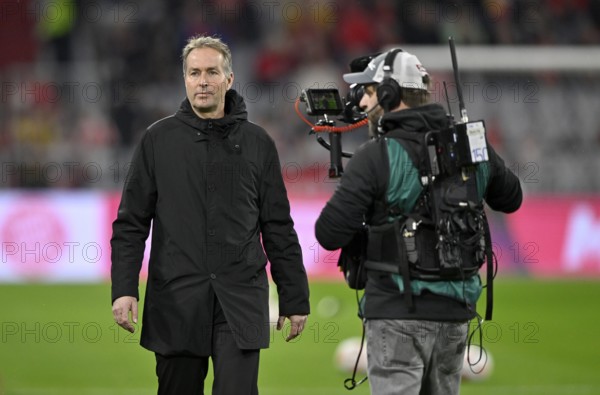 Coach Coach Kasper Hjulmand Bayer 04 Leverkusen TV camera Allianz Arena, Munich, Bavaria, Germany