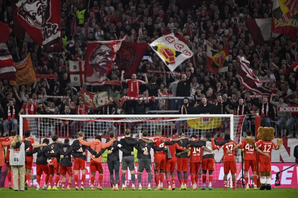FC Bayern Munich FCB players, from behind, thank fans of the Südkurve, fan block, fans, fan curve, flags, atmosphere, atmospheric Allianz Arena, Munich, Bayern, Germany