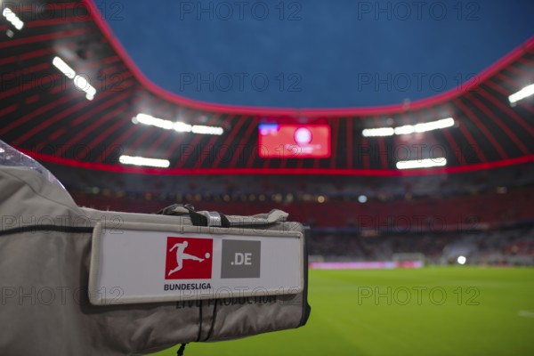Overview, total, evening game, TV camera, logo, Bundesliga, floodlight, scoreboard, stand, blue hour, Allianz Arena, Munich, Bayern, Germany
