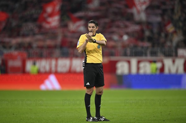 Referee Deniz Aytekin Gestik Gesture Allianz Arena, Munich, Bavaria, Germany