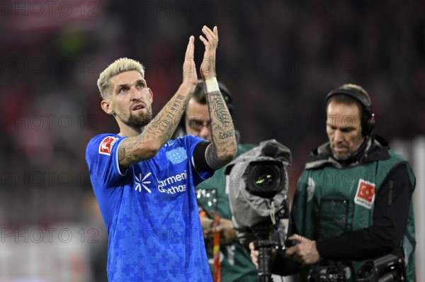 Robert Andrich Bayer 04 Leverkusen (08) thanks fans gesture gesture TV camera Allianz Arena, Munich, Bavaria, Germany