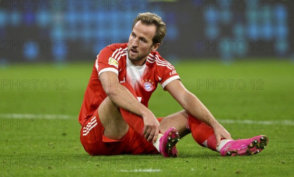 Harry Kane FC Bayern Munich FCB (09) sitting on grass, disappointed, disappointment, Allianz Arena, Munich, Bayern, Germany