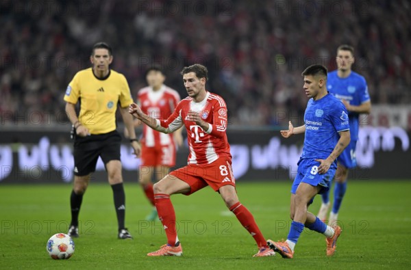 Leon Goretzka FC Bayern Munich FCB (08) Action on the ball Referee Deniz Aytekin Claudio Echeverri Bayer 04 Leverkusen (09) Allianz Arena, Munich, Bayern, Germany