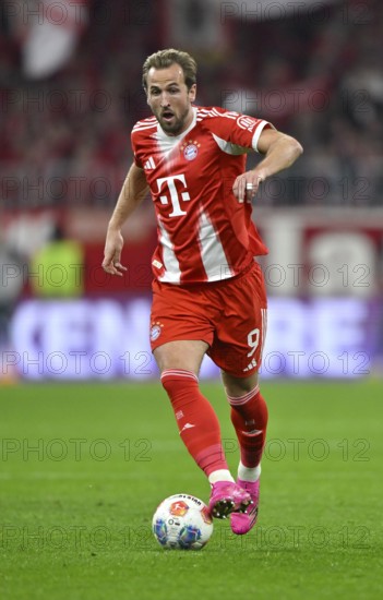 Harry Kane FC Bayern Munich FCB (09) Action at Ball Allianz Arena, Munich, Bayern, Germany