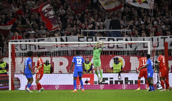 Penalty area scene, goal room scene goalkeeper Mark Flekken Bayer 04 Leverkusen (01) action behind transparent poster REST IN PEACE, memory of deceased fan, Allianz Arena, Munich, Bavaria, Germany