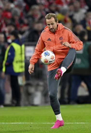 Warm-up training Harry Kane FC Bayern Munich FCB (09) Allianz Arena action, Munich, Bayern, Germany