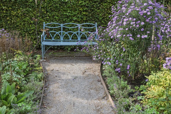 Blaue Sitzbank im Kreislehrgarten, Burgsteinfurt, Münsterland, North Rhine-Westphalia, Germany