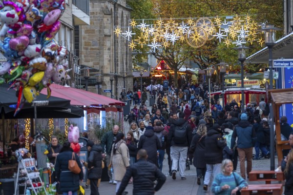 Full city center, shopping street, Kettwiger Straße pedestrian zone in Essen, first takeaways and stalls, even in front of the opening of the Christmas market, Essen Light Weeks, Christmas lights, North Rhine-Westphalia, Germany