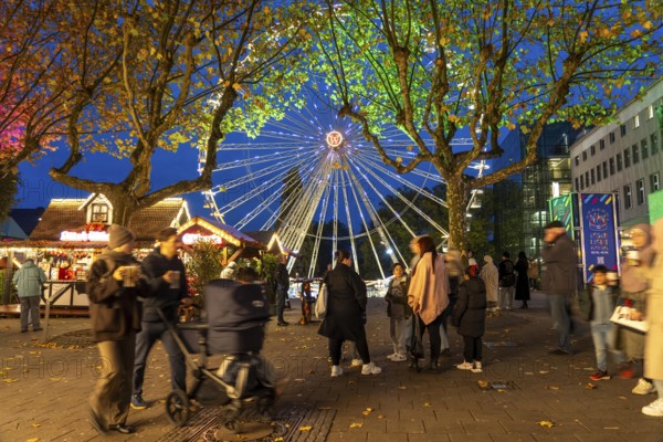 Full city center, shopping street, Kettwiger Straße pedestrian zone in Essen, first takeaways and stalls, even in front of the opening of the Christmas market, Ferris wheel, Christmas lights, North Rhine-Westphalia, Germany