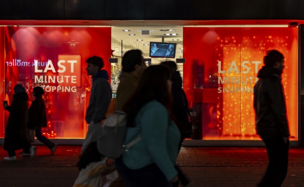 Full city center, shopping street, Kettwiger Straße pedestrian zone in Essen, shop window of a perfumery advertises with last minute sale offers, North Rhine-Westphalia, Germany