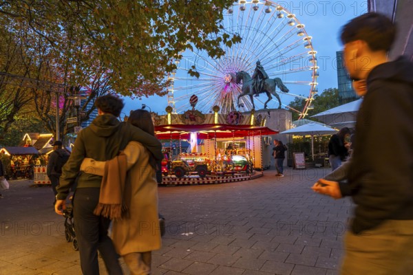 Full city center, shopping street, Kettwiger Straße pedestrian zone in Essen, first takeaways and stalls, even in front of the opening of the Christmas market, Ferris wheel, carousel, Christmas lights, North Rhine-Westphalia, Germany
