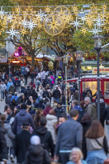Full city center, shopping street, Kettwiger Straße pedestrian zone in Essen, first takeaways and stalls, even in front of the opening of the Christmas market, Essen Light Weeks, Christmas lights, North Rhine-Westphalia, Germany