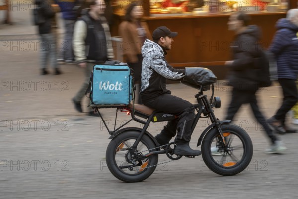City center, shopping street, Kettwiger Straße pedestrian zone in Essen, Wolt delivery service bicycle courier on an e-fat bike, in front of the opening of the Christmas market, North Rhine-Westphalia, Germany