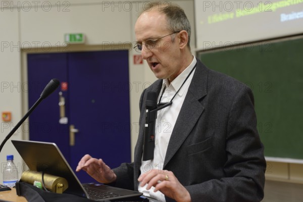 Friedemann Pulvermüller in an introduction to linguistics, 08.02.2013
