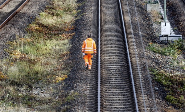 Construction worker walks along the tracks at Berlin Südkreuz station, 31.10.2025. There are no ICE trains stopping at Berlin Südkreuz station as the station is closed to long-distance and regional traffic due to construction as part of the Dresden Railway, Berlin, Germany