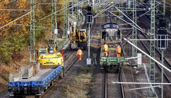 Construction train at Berlin Südkreuz station, 31.10.2025. There are no ICE trains stopping at Berlin Südkreuz station as the station is closed to long-distance and regional traffic due to construction as part of the Dresden Railway, Berlin, Germany