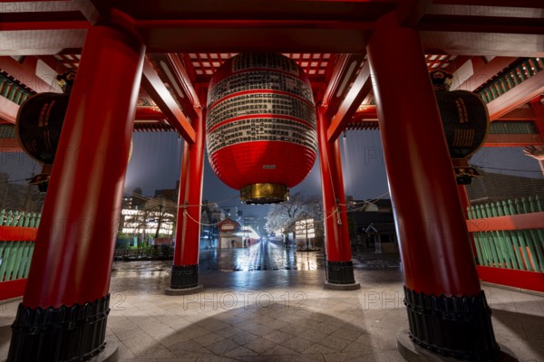 Huge red lantern in the illuminated thunder gate Kaminarimon of Asakusa Shrine or Senso-ji Temple, at night, Buddhist temple complex, Asakusa, Tokyo, Japan