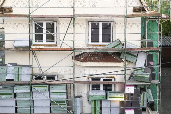 Energetic renovation of an apartment building, renovation of an old building, thermal insulation, new windows, scaffolding, Stuttgart, Germany