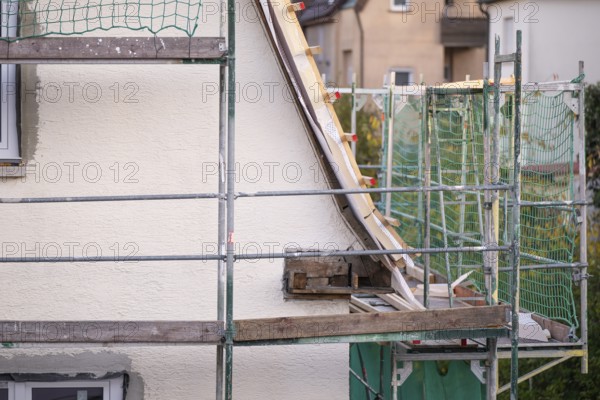 Energetic renovation of an apartment building, renovation of an old building, scaffolding, Stuttgart, Germany