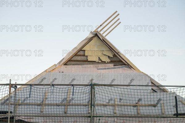 Energetic renovation of an apartment building, renovation of an old building, thermal insulation, new roof covering, scaffolding, Stuttgart, Germany