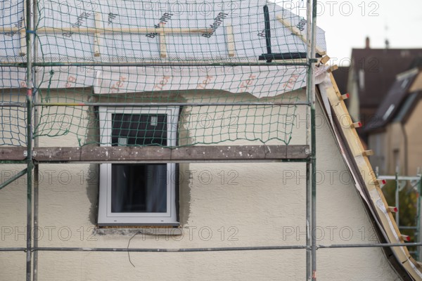 Energetic renovation of an apartment building, renovation of an old building, new roof covering, scaffolding, Stuttgart, Germany