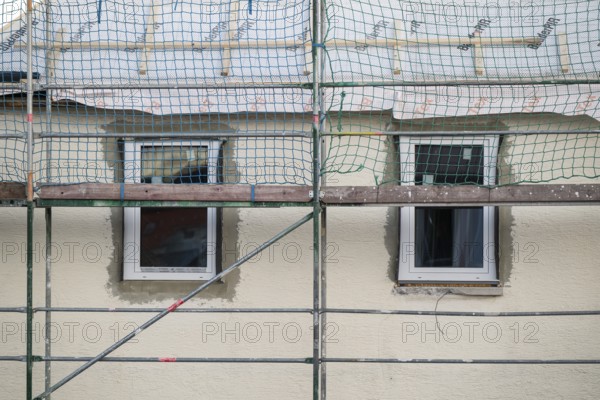 Energetic renovation of an apartment building, renovation of an old building, thermal insulation, new windows, new roof covering, scaffolding, Stuttgart, Germany