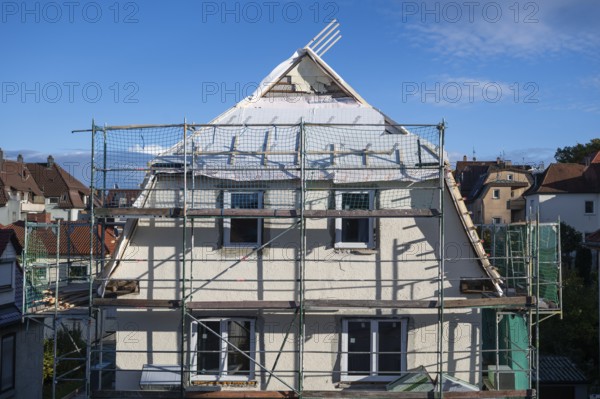 Energetic renovation of an apartment building, renovation of an old building, thermal insulation, new windows and new roof covering, scaffolding, Stuttgart, Germany