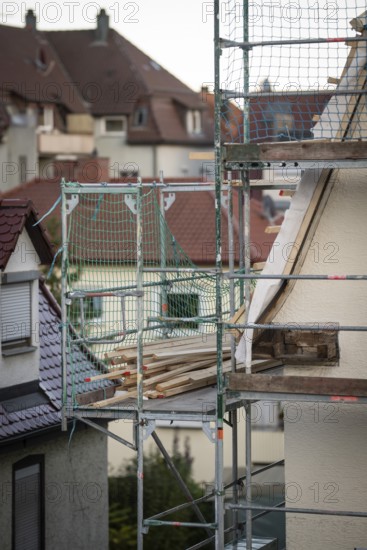 Energetic renovation of an apartment building, renovation of an old building, roof battens on scaffolding, Stuttgart, Germany