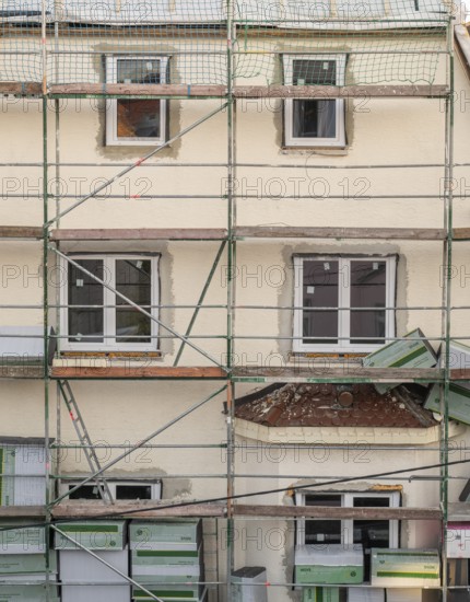 Energetic renovation of an apartment building, renovation of an old building, thermal insulation, new windows, scaffolding, Stuttgart, Germany