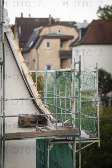 Energetic renovation of an apartment building, renovation of an old building, thermal insulation, new roof covering, scaffolding, Stuttgart, Germany