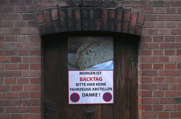 Sign, notice, parking ban, Backhaus der Gemeinde Hof, Oberstenfeld, Bottwartal, Löwensteiner Berge, Baden-Württemberg, Germany
