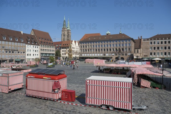 Market stalls at Hauptmarkt, Schöner Brunnen, St. Sebald Church, Old Town, Nuremberg, Middle Franconia, Franconia, Bavaria, Germany