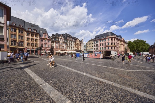 Square made of paving stones and marble slabs with pattern, row of houses, reconstructed historic buildings, outdoor area of a restaurant, lantern, pedestrians as a secondary motif, blue sky, cumulus clouds, cirrus clouds, nimbostratus clouds, market square, Mainz, state capital, district-free city, Rhineland-Palatinate, Germany