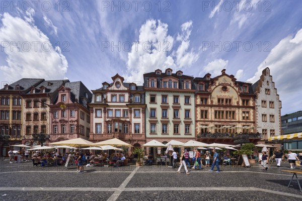 Row of houses, reconstructed historic buildings, outdoor area of a restaurant, Wilma Wunder Mainz restaurant, gastronomy at Markt Mainz GmbH, square made of paving stones and marble tiles with patterns, visitors and pedestrians as secondary motifs, blue sky, cumulus clouds, market square, Mainz, state capital, district-free city, Rhineland-Palatinate, Germany